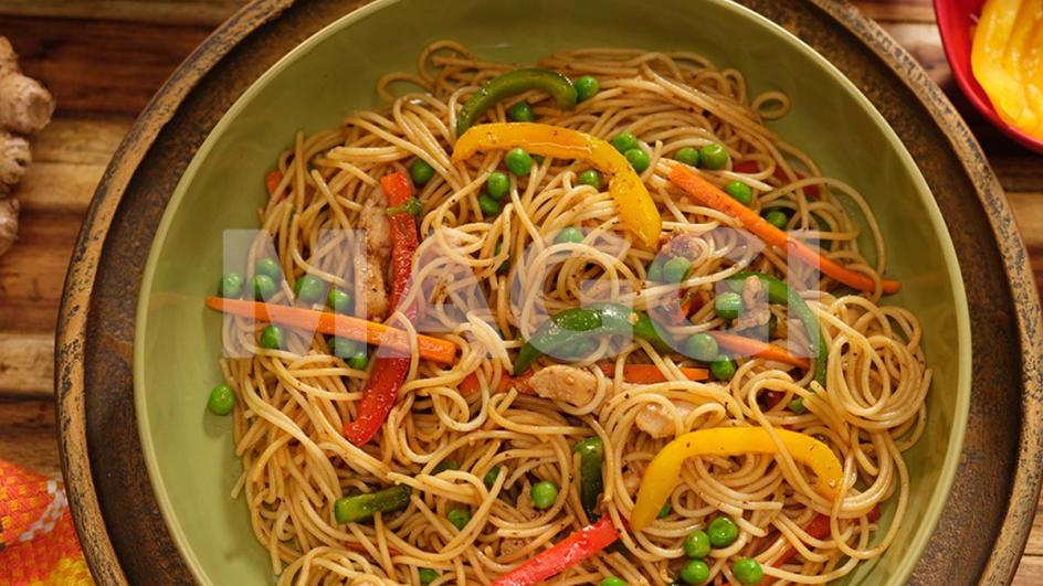 Wok de spaghetti au poulet avec légumes