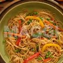 Wok de spaghetti au poulet avec légumes