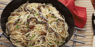 ÉMINCÉ DE BŒUF AUX CHAMPIGNONS ET SES SPAGHETTIS
