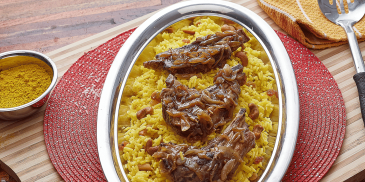 CÔTES D’AGNEAU ROTIES RIZ JAUNE AUX FRUITS SECS ET SON CONFITS D’OIGNONS
