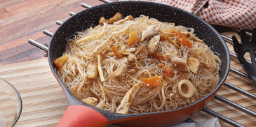 VERMICELLES DE RIZ SAUTÉES AUX LÉGUMES ET ÉMINCÉ DE BLANC DE POULET
